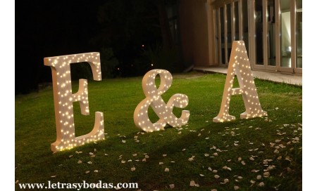Letras Gigantes Iluminación Bombillas  Letras gigantes para bodas, Letras  grandes para boda, Iniciales de boda