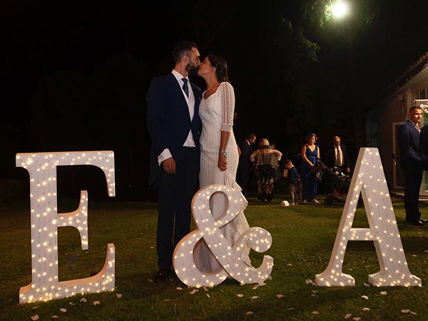 Letras Metal con luz led grandes montadas ideales bodas