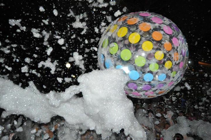 Fiesta con espuma y balon