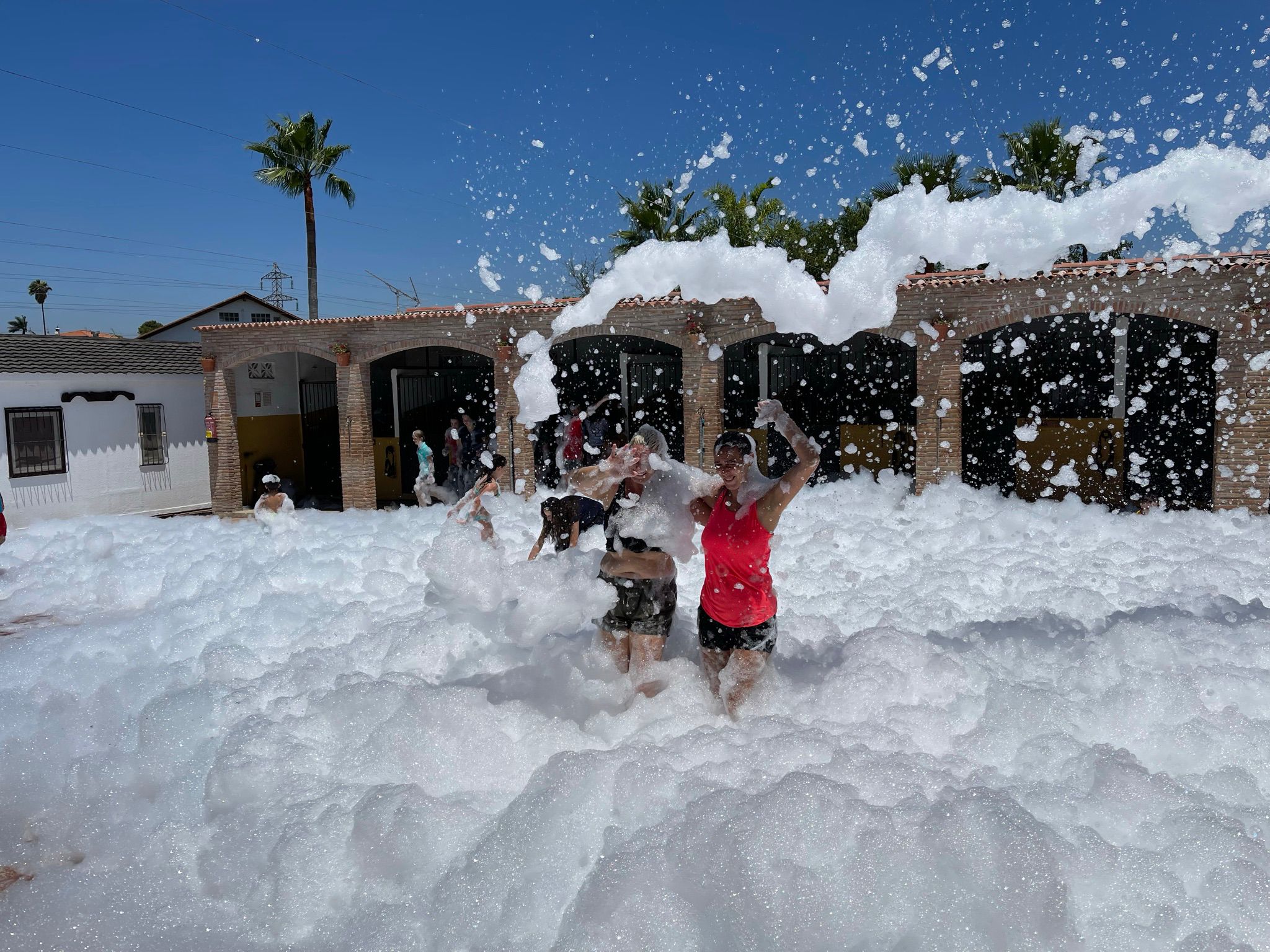 Fiesta del pueblo con cañon de espuma